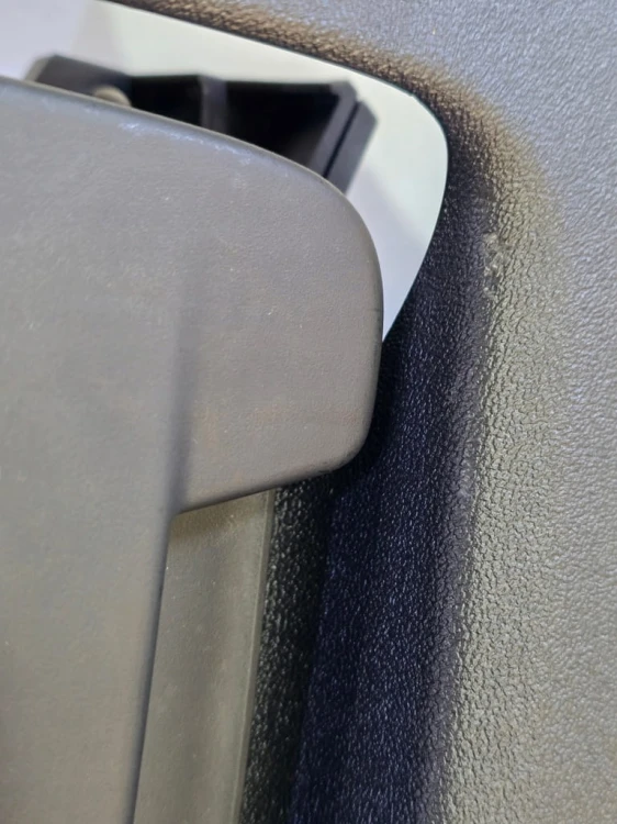 VW TIGUAN III OSŁONA POSZYCIE PRÓG LEWY Dźwignia MASKI 571863483
