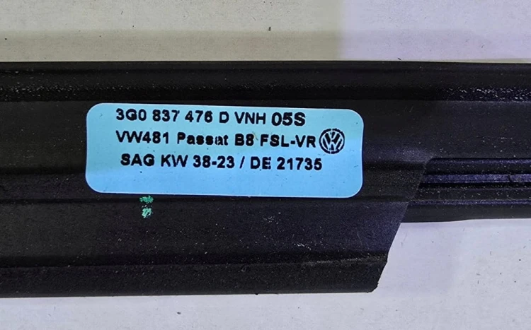 VW PASSAT B8 ALLTRACK LISTWA ZGARNIAJĄCA SZYBY PRAWY PRZÓD 3G0837476D