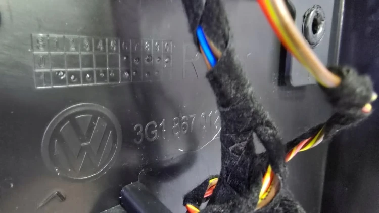 VW PASSAT B8 TAPICERKA BOCZEK DRZWI PRAWY PRZÓD SKÓRA CZARNA AMBIENTE GAN