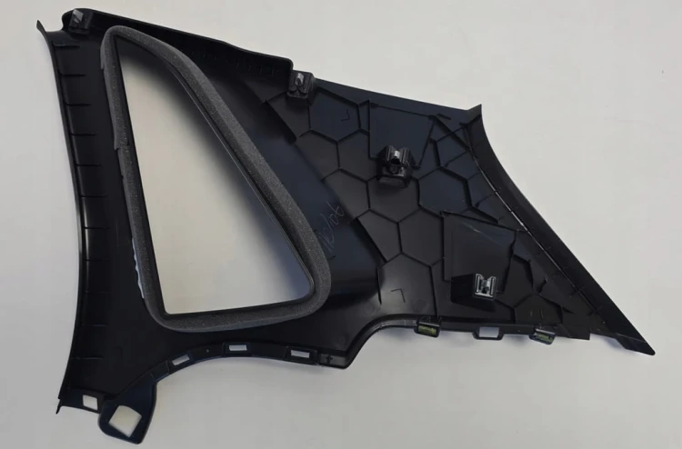 VW POLO VI GTI OSŁONA SŁUPKA LEWA TYŁ SZYBA 2GS867287A CZARNA