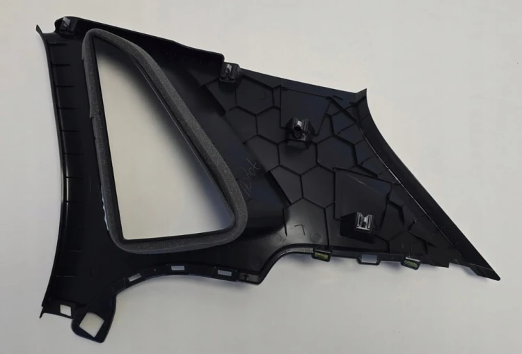 VW POLO VI GTI OSŁONA SŁUPKA LEWA TYŁ SZYBA 2GS867287A CZARNA