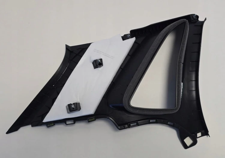 VW POLO VI GTI OSŁONA SŁUPKA PRAWY TYŁ SZYBA 2GS867288A CZARNA