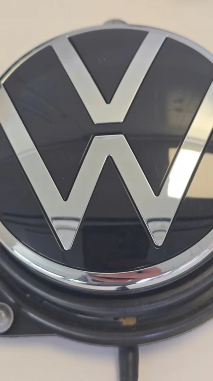VW POLO VI KLAMKA KLAPY BAGAŻNIKA EMBLEMAT MIKROSTYK TYŁ 2G6827469