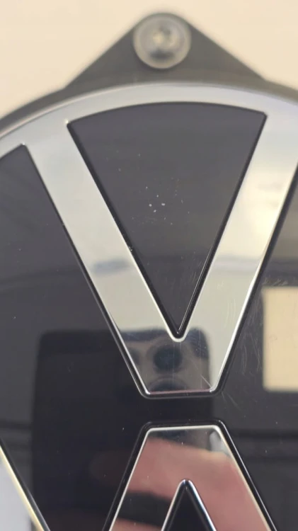 VW POLO VI KLAMKA KLAPY BAGAŻNIKA EMBLEMAT MIKROSTYK TYŁ 2G6827469