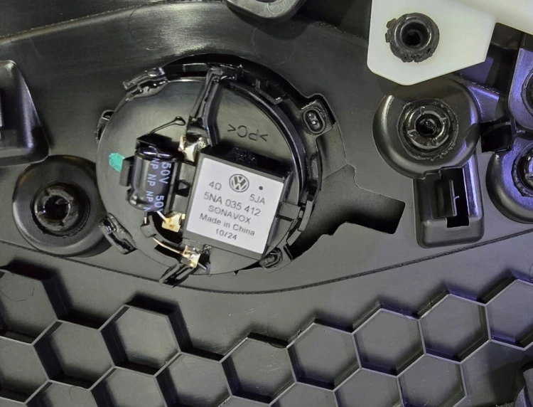 BOCZEK TAPICERKA DRZWI LEWY TYŁ TIGUAN III 571867211R AMBIENTE SKÓRA
