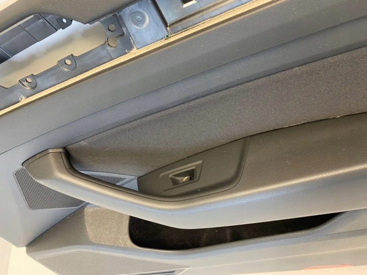 VW ARTEON TAPICERKA BOCZEK DRZWI PRAWY PRZÓD 3G8867012 GRD CZARNA MATERIAŁ