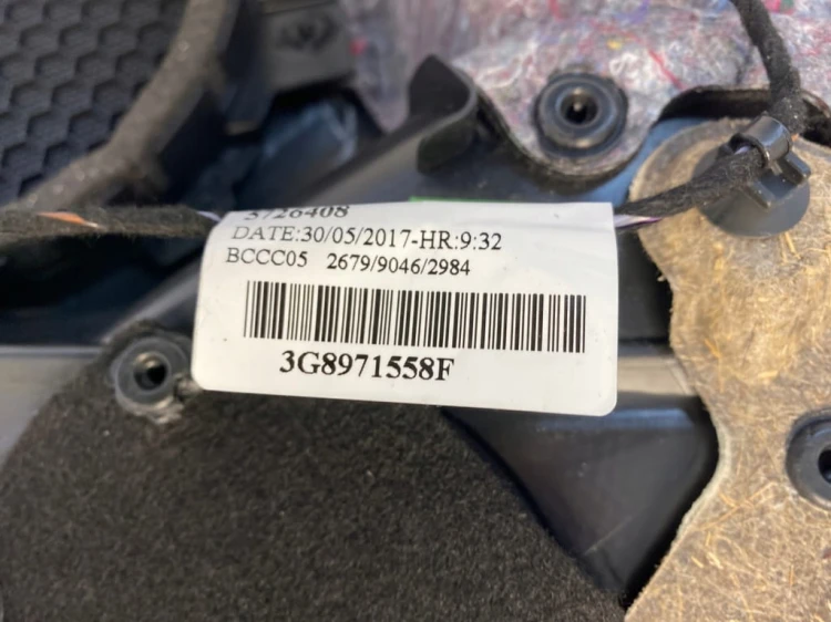 VW ARTEON TAPICERKA BOCZEK DRZWI PRAWY PRZÓD 3G8867012 GRD CZARNA MATERIAŁ