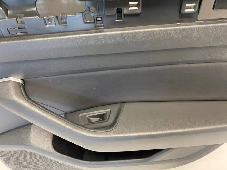 VW ARTEON TAPICERKA BOCZEK DRZWI PRAWY TYŁ 3G8.867.212 B HUH SKÓRA CZARNA