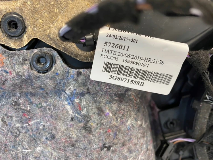 VW ARTEON TAPICERKA BOCZEK DRZWI PRAWY PRZÓD 3G8867012D HVH SKÓRA CZARNA