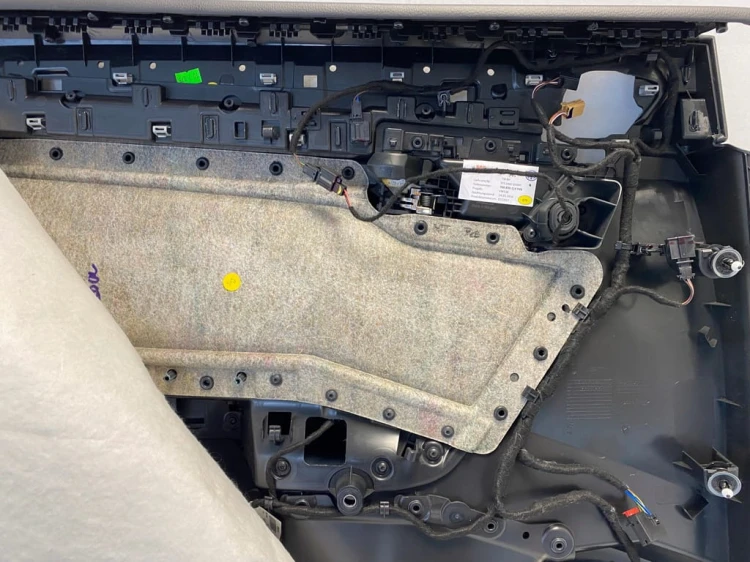 VW TOUAREG III R-LINE TAPICERKA BOCZEK DRZWI PRAWY TYŁ 760867212J SKÓRA