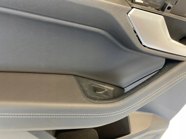 VW TOUAREG III R-LINE TAPICERKA BOCZEK DRZWI LEWY TYŁ 760867211J SKÓRA