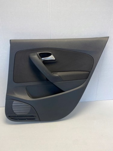 VW POLO V 5D BOCZEK TYLNY PRAWY 6R6867212 MATERIAŁ CZARNY