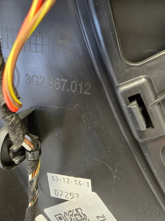 VW PASSAT B8 TAPICERKA BOCZEK PRAWY PRZÓD SKÓRA CZARNA 3G2867012 UK