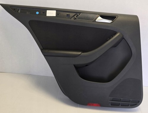 VW Jetta VI TAPICERKA BOCZEK DRZWI TYLNE LEWE 5C6867211A SKÓRA MATERIAŁ