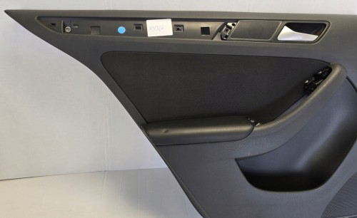 VW Jetta VI TAPICERKA BOCZEK DRZWI TYLNE LEWE 5C6867211A SKÓRA MATERIAŁ