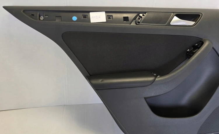 VW Jetta VI TAPICERKA BOCZEK DRZWI TYLNE LEWE 5C6867211A SKÓRA MATERIAŁ
