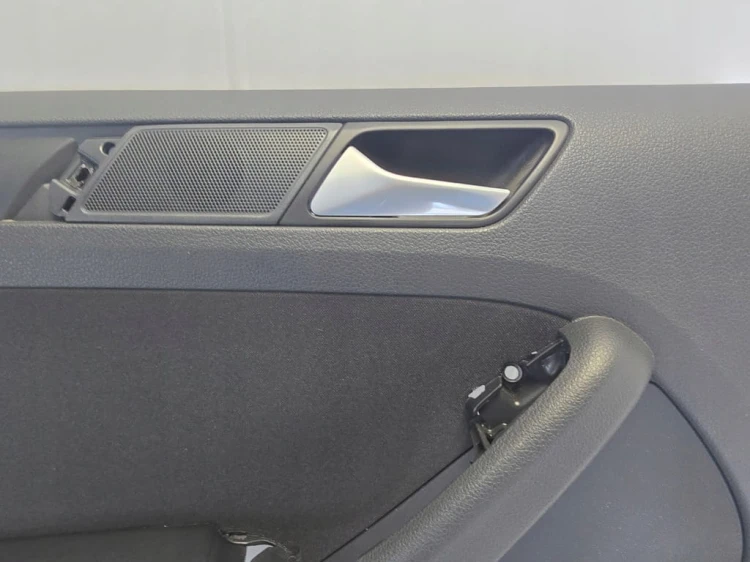 VW Jetta VI TAPICERKA BOCZEK DRZWI TYLNE LEWE 5C6867211A SKÓRA MATERIAŁ