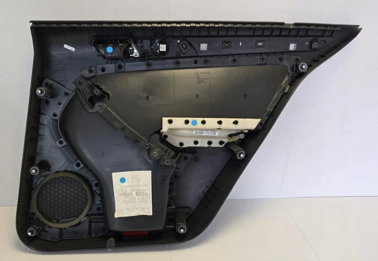 VW Jetta VI TAPICERKA BOCZEK DRZWI TYLNE LEWE 5C6867211A SKÓRA MATERIAŁ