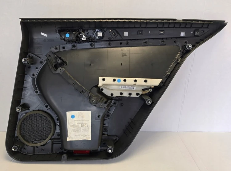 VW Jetta VI TAPICERKA BOCZEK DRZWI TYLNE LEWE 5C6867211A SKÓRA MATERIAŁ