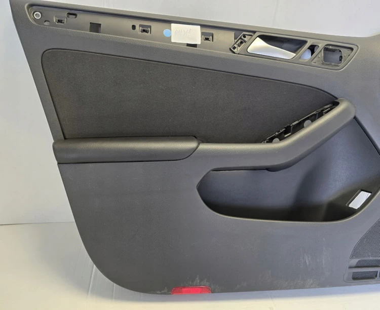 VW Jetta VI TAPICERKA BOCZEK DRZWI PRZEDNIE LEWE 5C7867011N SKÓRA MATERIAŁ