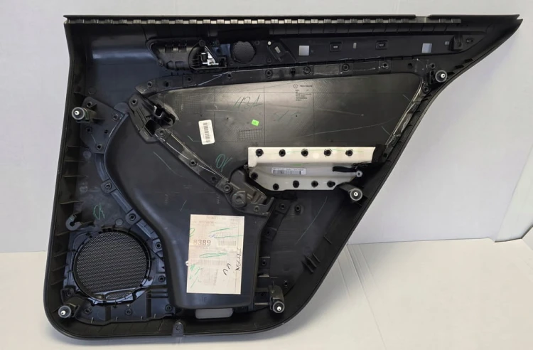 VW Jetta VI TAPICERKA BOCZEK DRZWI TYLNE LEWE 5C6867211A SKÓRA CZARNA