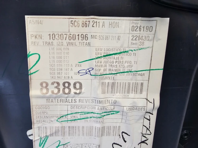 VW Jetta VI TAPICERKA BOCZEK DRZWI TYLNE LEWE 5C6867211A SKÓRA CZARNA