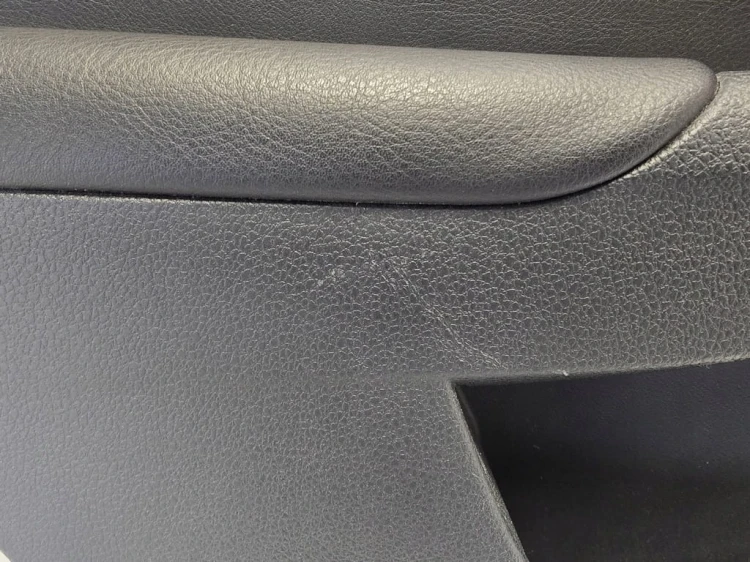 VW Jetta VI TAPICERKA BOCZEK DRZWI TYLNE LEWE 5C6867211A SKÓRA CZARNA