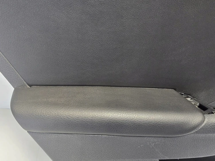VW Jetta VI TAPICERKA BOCZEK DRZWI TYLNE LEWE 5C6867211A SKÓRA CZARNA