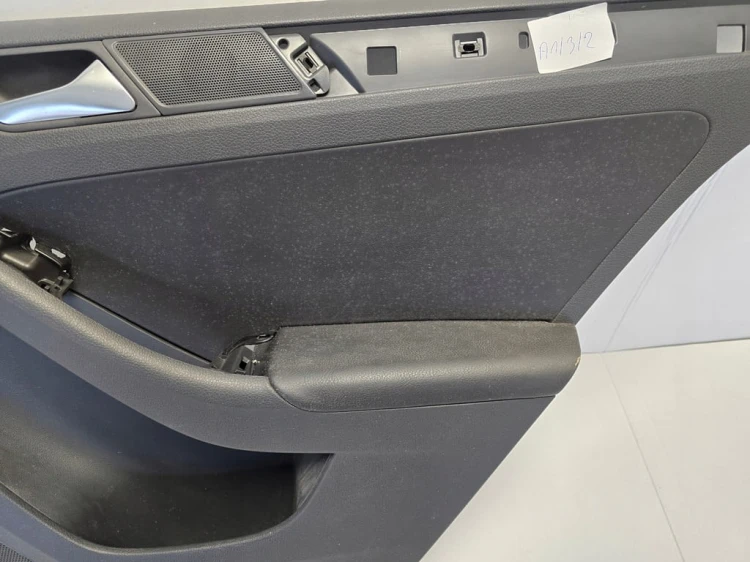 VW Jetta VI TAPICERKA BOCZEK DRZWI TYLNE PRAWE 5C6867212A SKÓRA CZARNA