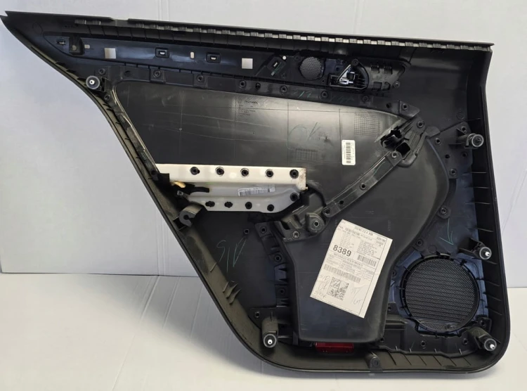 VW Jetta VI TAPICERKA BOCZEK DRZWI TYLNE PRAWE 5C6867212A SKÓRA CZARNA