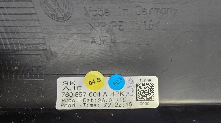 VW TOUAREG 3 III TAPICERKA KLAPY BAGAŻNIKA SZYBY PRAWA 760867604A