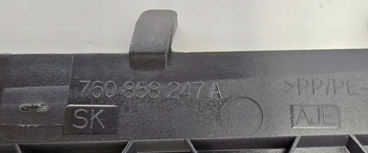 VW TOUAREG III ZAŚLEPKA KONSOLI LEWA 760858247A CZARNA