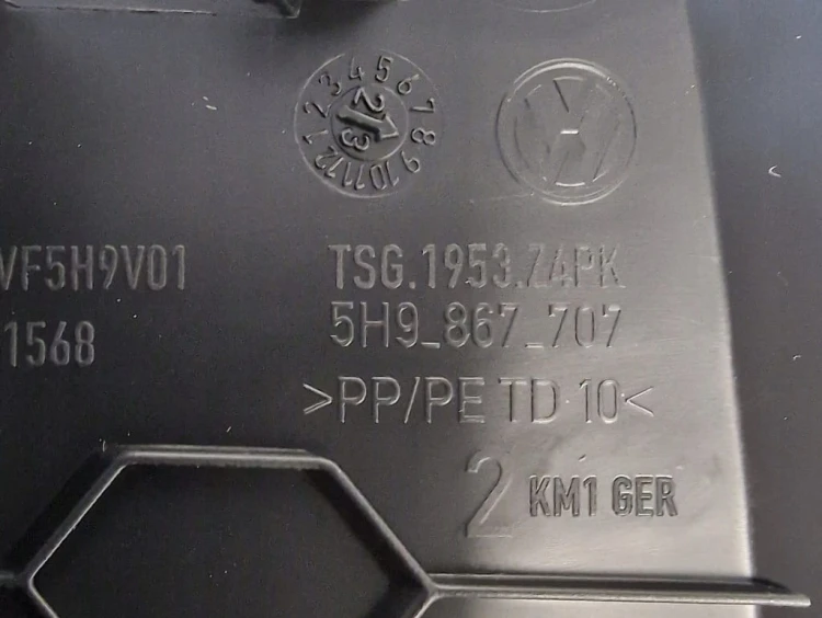 VW GOLF 8 VIII TAPCERKA TYLNEJ KLAPY BAGAŻNIKA GÓRNA 5H9867707
